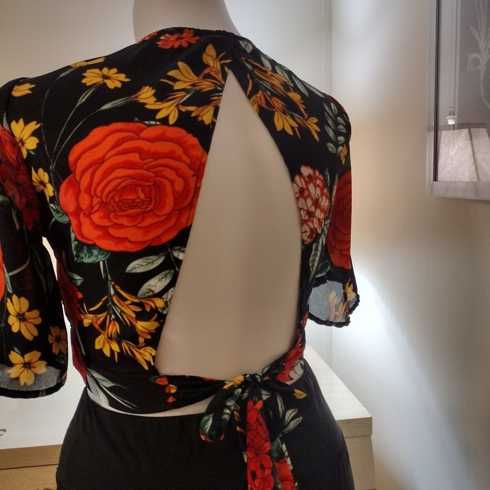 charlotte russe M 🖤 ♥️ Roses Bold V-neck Open back Midriff Bell Sleeve - Picture 2 of 11